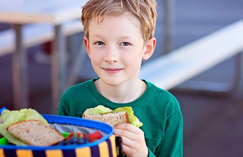 Packing hot school lunches and keeping them warm - 